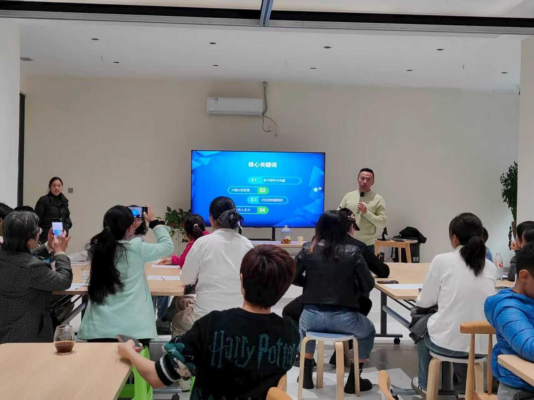 南明区“培土计划”进行时：从“监工”到“伙伴”，引导家长走出陪读误区