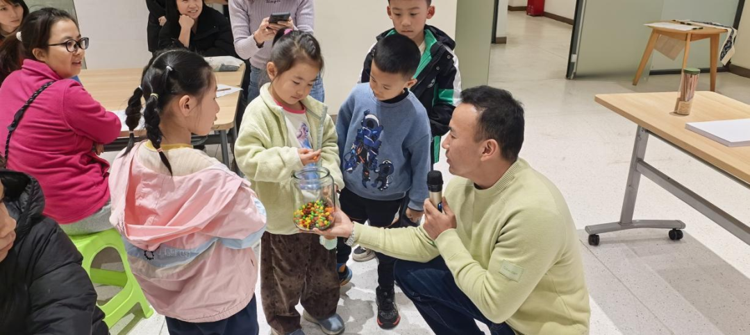 南明区“培土计划”进行时：从“监工”到“伙伴”，引导家长走出陪读误区