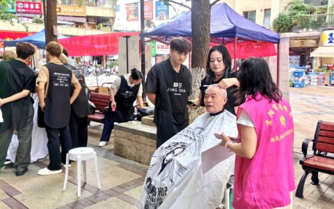 南明区“双塔公益日”党建引领汇聚公益力量 绘就社区服务新图景