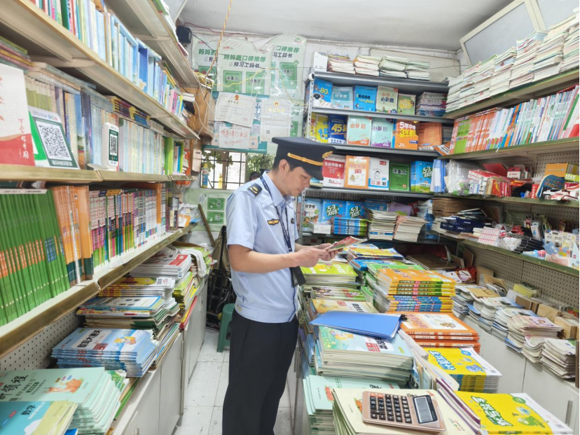 南明区开展“护苗·开学季”校园周边文化市场专项检查