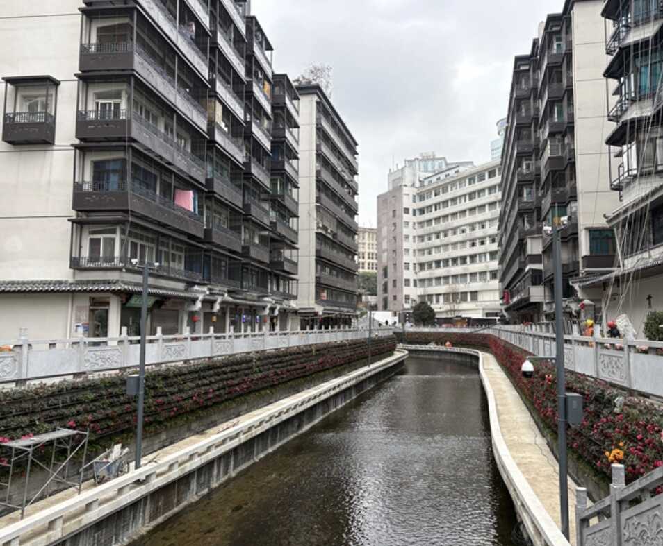 殷殷嘱托润黔山——“圈”出消费新意 “街”活满城烟火——南明区强力推进“五商圈”“五街区”提质升级