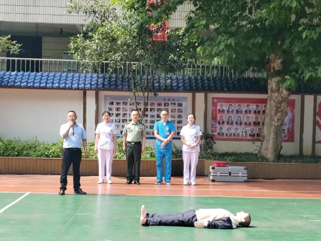 军医入校传急救 军民同心筑安全——贵阳市第三十六中学开展心肺复苏急救专题培训