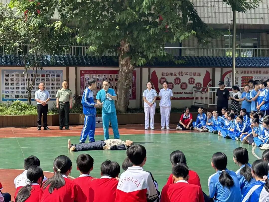 军医入校传急救 军民同心筑安全——贵阳市第三十六中学开展心肺复苏急救专题培训