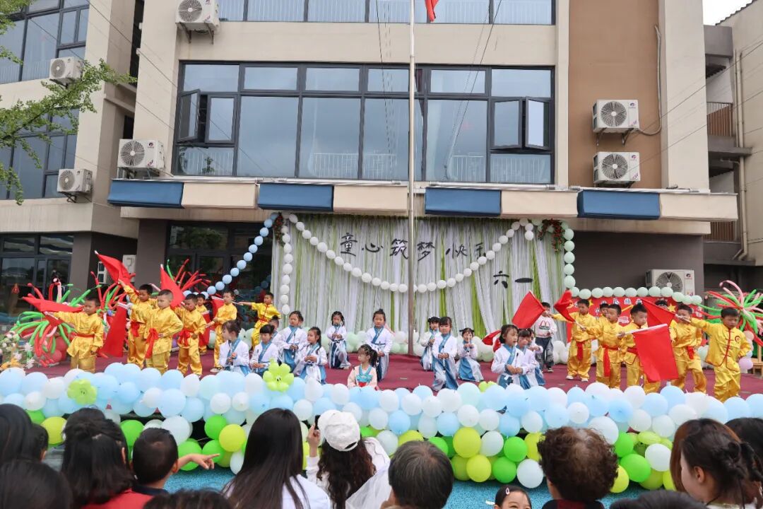 清镇市：“六一”快乐