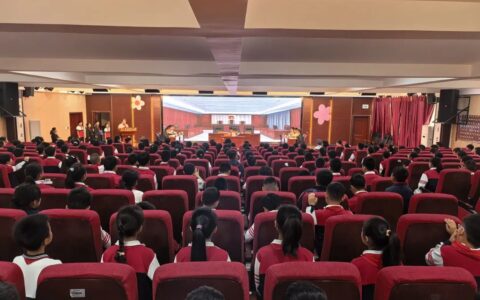 沉浸式学法！修文县第二小学模拟法庭开庭 学生变身“小法官”沉浸式体验庭审全过程