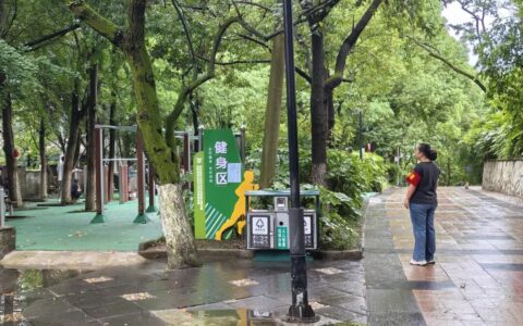 高考首日暖心瞬间：南明区同心护航，以温情伴考生乘风破浪