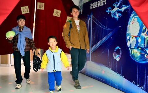 南明区第八实验幼儿园穿越时光话重阳 祖孙携手叙温情