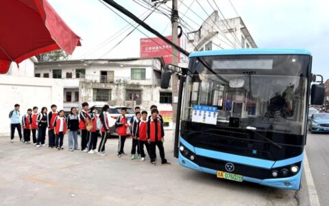学生安心、家长放心！花溪定制公交暖民心