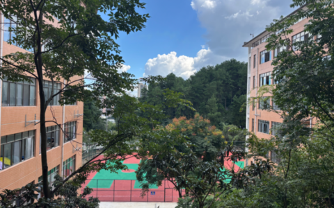 从 “盼” 到 “赞”！贵阳十中新校区启用，学子住进 “会呼吸的校园”，家长放心又暖心