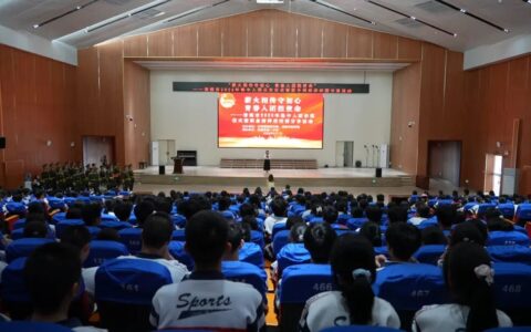 清镇市举行2026年集中入团示范仪式暨职业榜样进校园主题分享活动