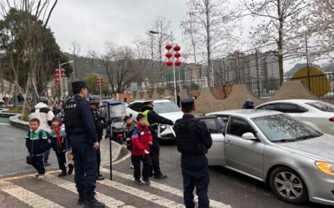 赞！乌当区实验小学门口有了“护学天团”