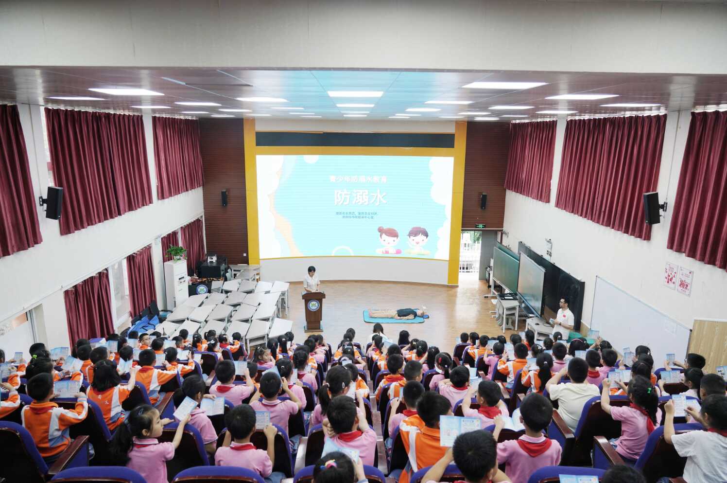 筑牢暑期安全防线 南明区中小学防溺水游泳公益课开课