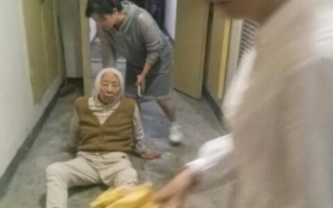 暖心救助摔倒老人 社区守护居民平安