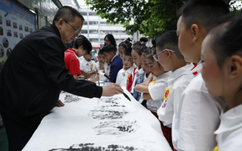 花溪区文联组织开展“绘画书法进校园”活动