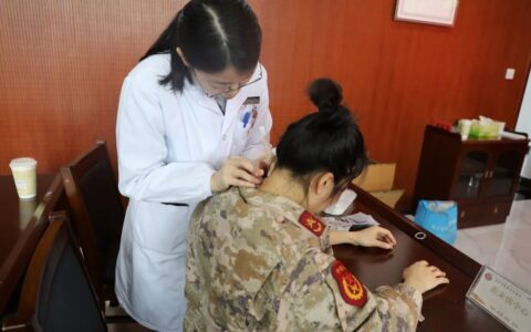 区人武部开展三八妇女节女职工健康问诊活动