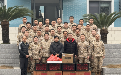 军地连心破难题，鲜红锦旗映情深！驻地部队向石板镇政府赠送锦旗