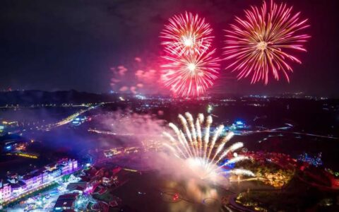 G视觉丨天河潭开启“人从众”模式 无人机烟花秀点亮爽爽贵阳夜空