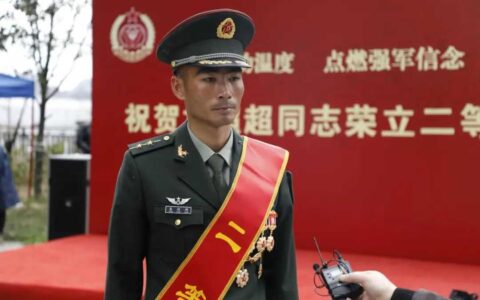 军功章在家乡闪闪发光——记袁超超的军功事迹