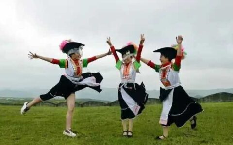 晨读花溪 |《云顶欢歌》作词/杨乾江 朗诵/许国芳 作曲/黄承志 演唱/潘兴周