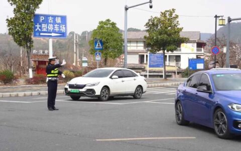 节日我在岗｜花溪交警：坚守岗位守护道路畅通　守护群众安全出行