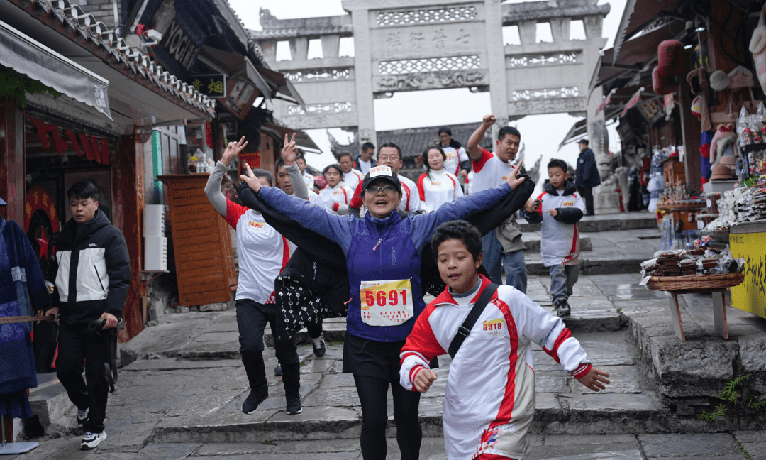 贵州红·山水越野挑战赛（第九站）贵阳·花溪开赛　2000余名选手燃动红色记忆迎新年