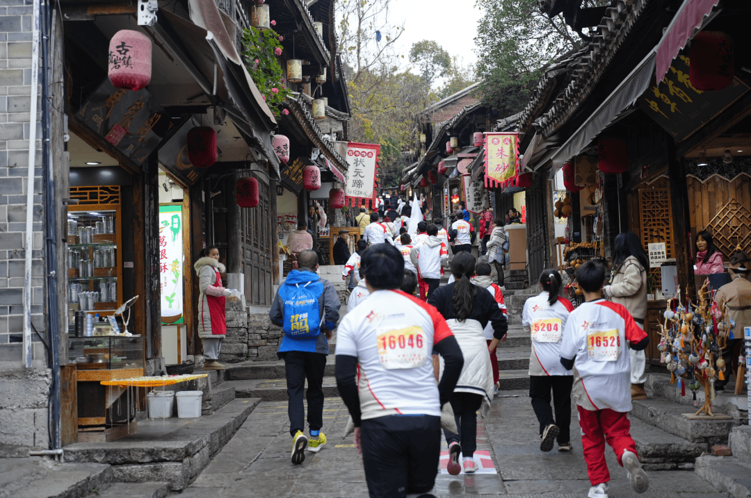 贵州红·山水越野挑战赛（第九站）贵阳·花溪开赛　2000余名选手燃动红色记忆迎新年