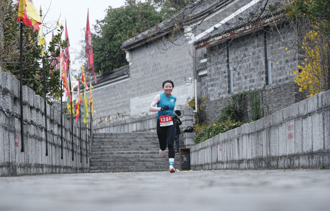贵州红·山水越野挑战赛（第九站）贵阳·花溪开赛　2000余名选手燃动红色记忆迎新年