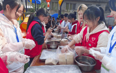 萤光公益组织到花溪区幸福颐养中心开展敬老爱老志愿服务活动