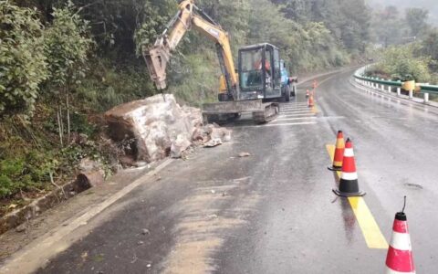 花溪公路管理段：及时清理崩塌落石 保障道路安全畅通