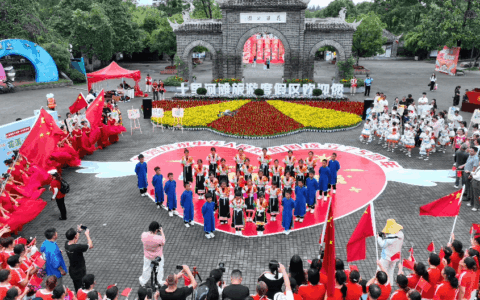 ​燃动人心！“花溪·少年说”用快闪表白祖国
