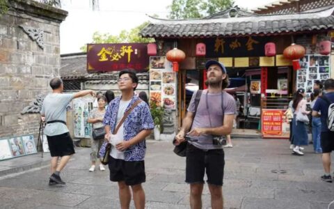 “视觉@中国”贵州行采风团走进青岩古镇