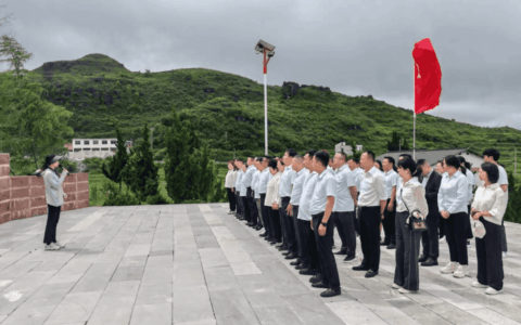 动态 | 花溪区组织民营经济人士开展理想信念教育