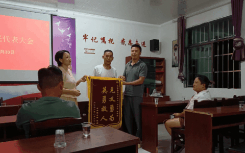 奋进的花溪·身边的榜样 | 徐新贵：百姓心中的贴心人