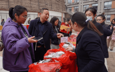 新春走基层 | 花溪“年货节”开市！价廉质优年货等你来选