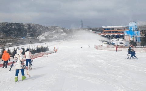 游客雪天一通电话 花溪云顶滑雪场开门迎客｜“南方小土豆”在贵阳受宠