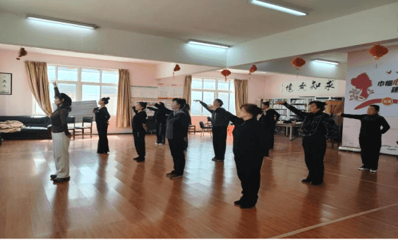 送学上门暖银龄 舞韵飘香乐夕阳 ——龙广路街道幸福社区老年学校开展 老年教育“送学上门”活动