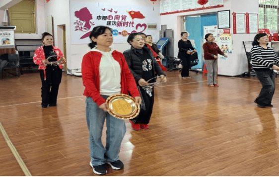 送学上门暖银龄 舞韵飘香乐夕阳 ——龙广路街道幸福社区老年学校开展 老年教育“送学上门”活动