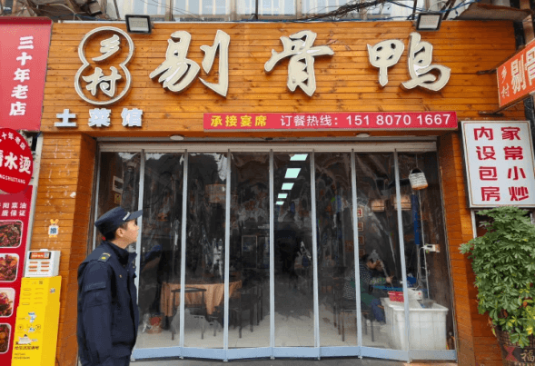 排查整治户外广告隐患 守护群众“头顶安全”