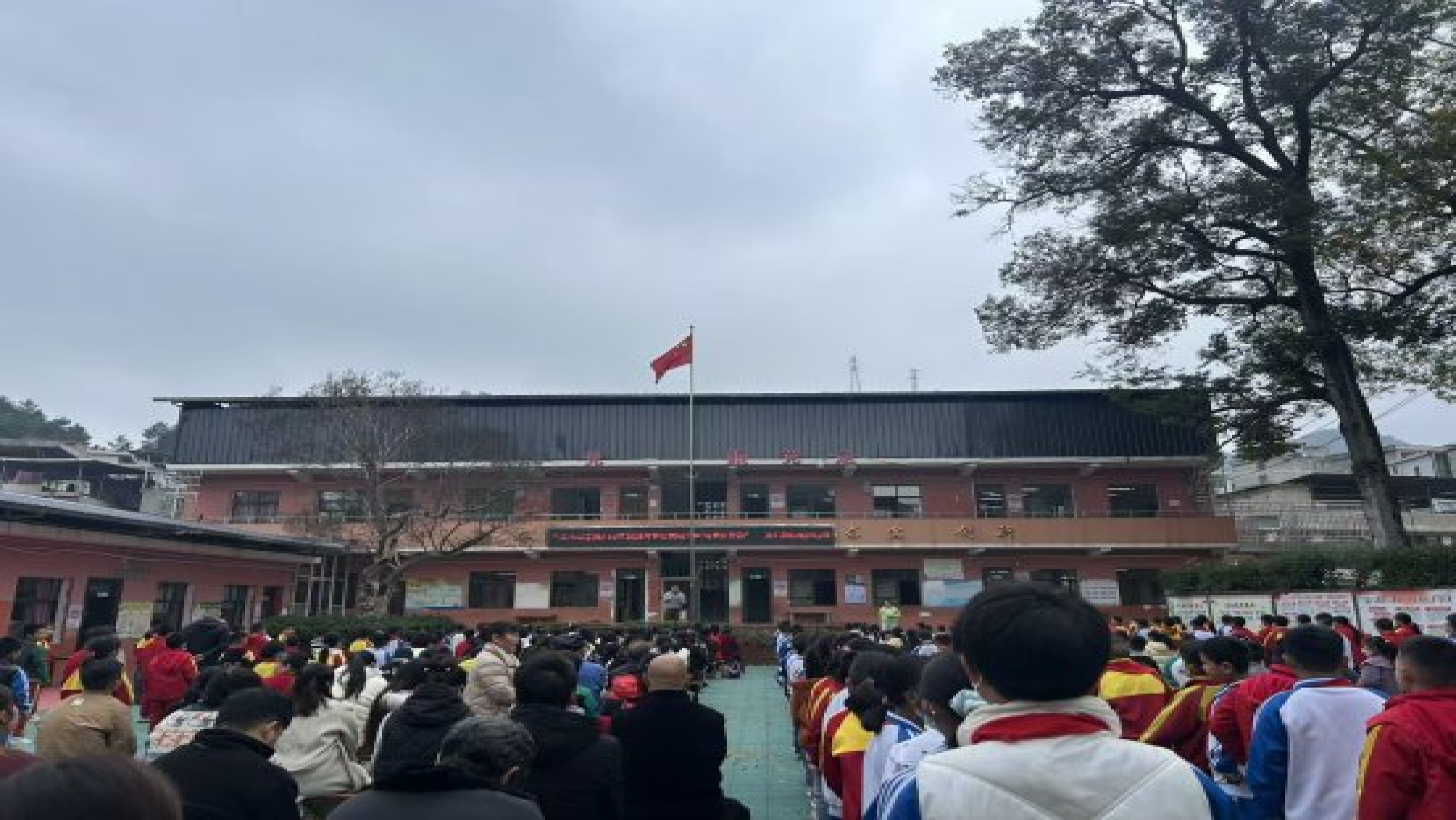东风司法所到云锦庄小学开展法治宣传活动