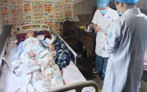 老人久病卧床，家医上门解困
