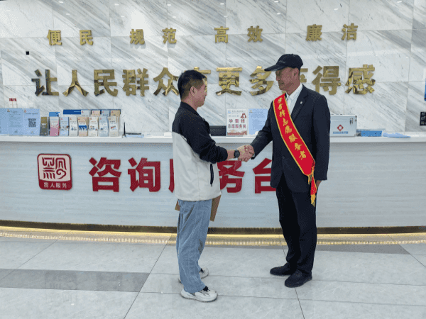 拾证寻主活雷锋　暖心服务显担当