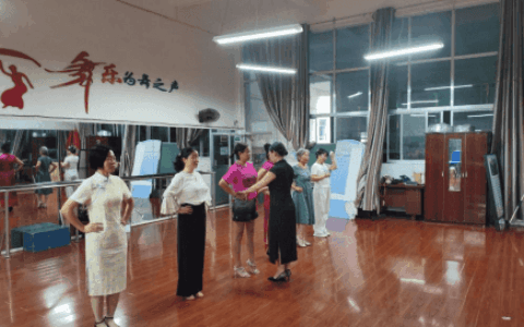 惠民课堂进社区 终身教育绽新辉
