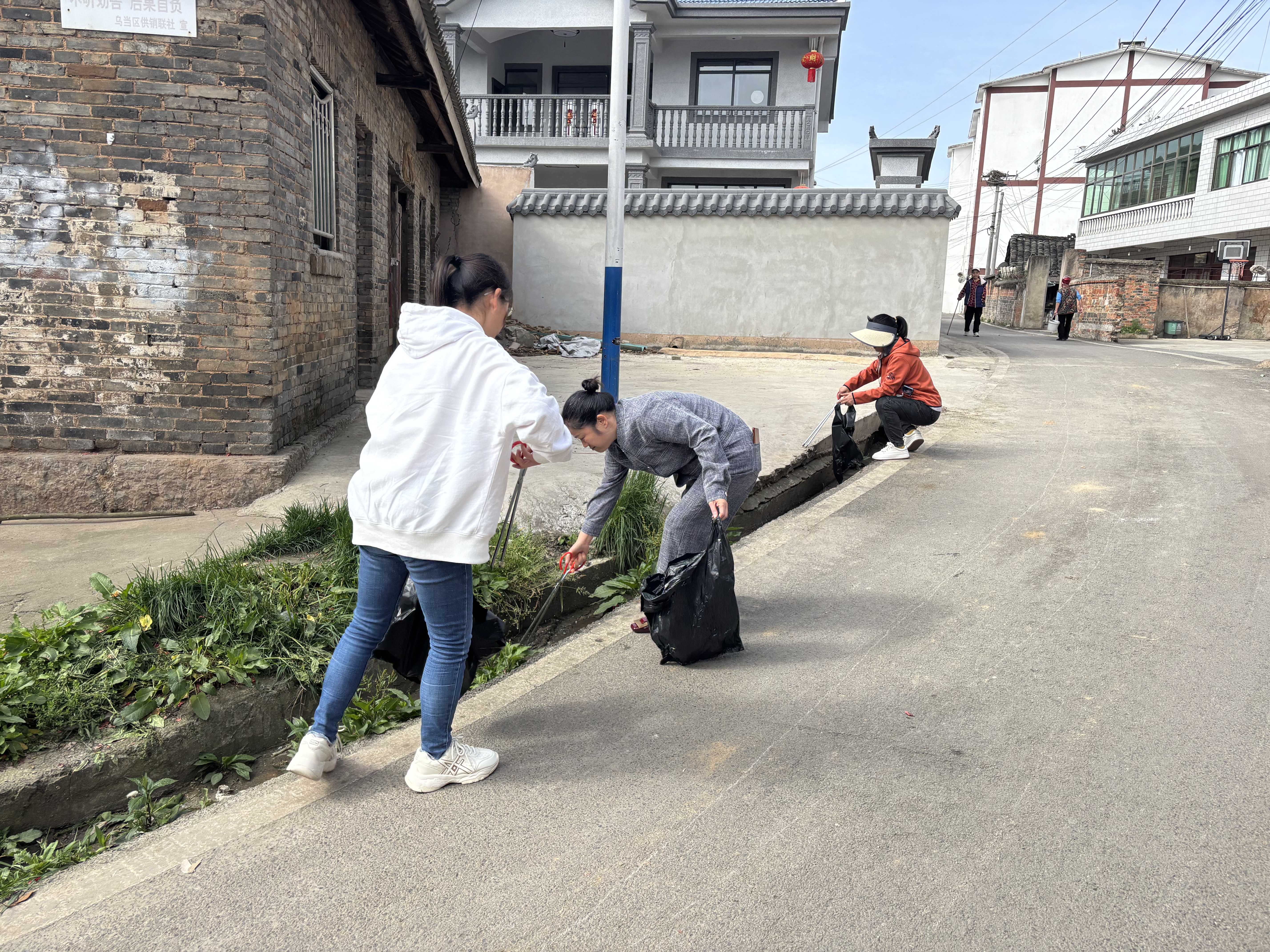 主导环境卫生整治 共绘美好生活环境