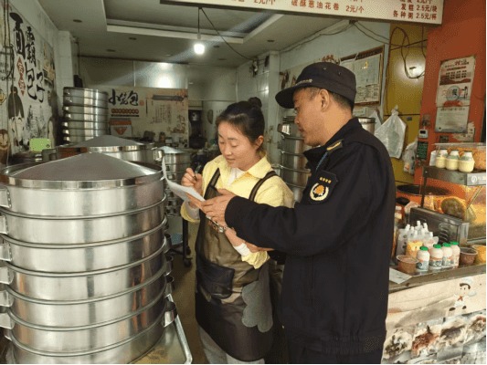 加强“门前三包”管理 营造良好人居环境