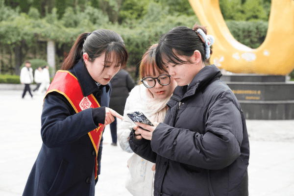 春风送岗促就业　政务进校暖人心