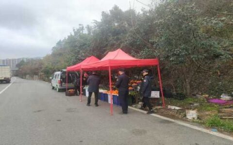 整治占道经营 保障道路安全