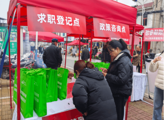 乌当区举办春风行动下坝镇专场招聘会