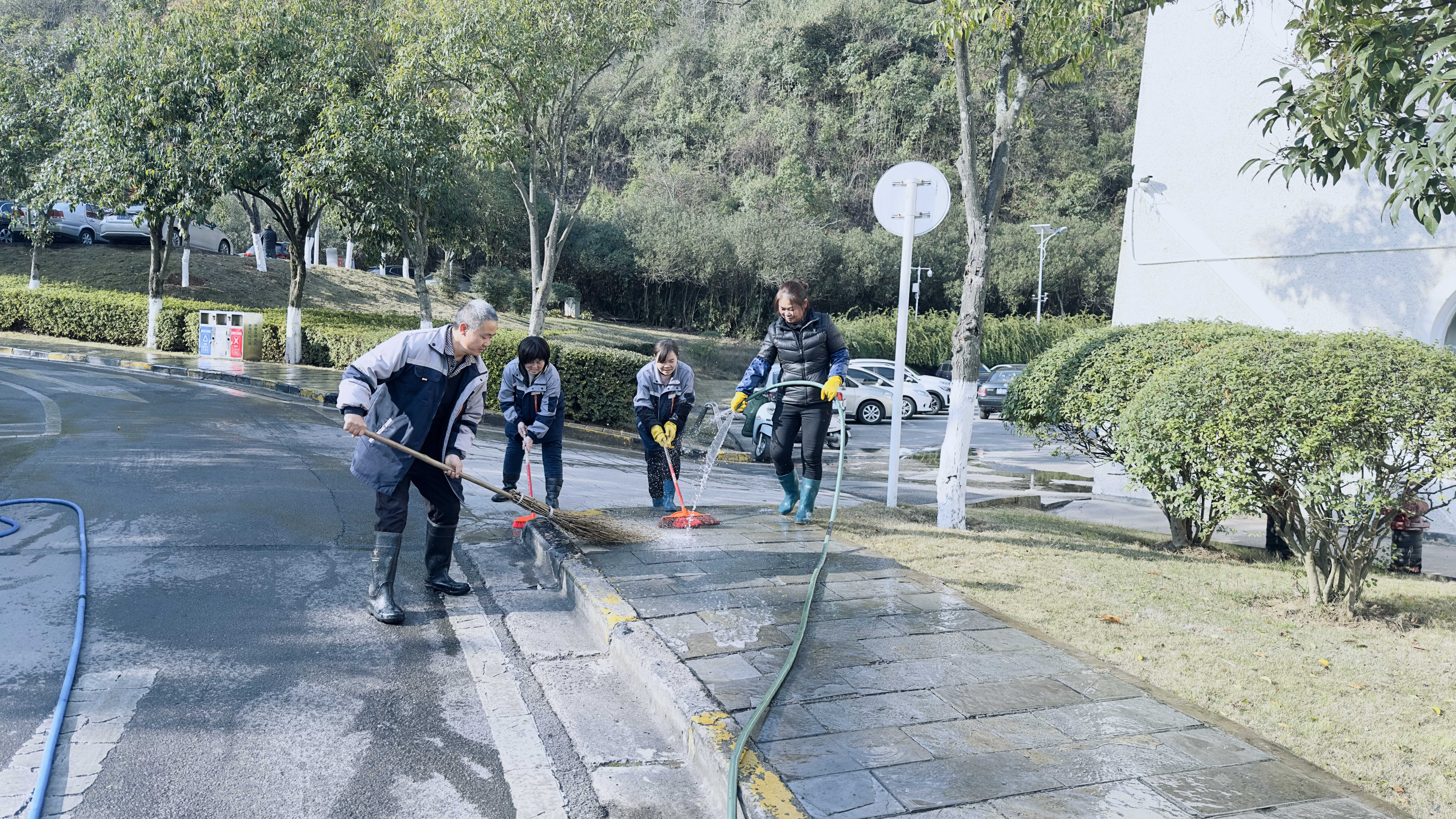 图片1.png 乌当区机关事务管理局营造浓厚春节氛围打造整洁卫生环境