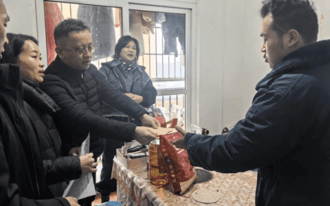 寒冬送暖 街道情牵困难群众
