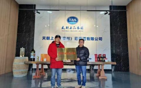 乌当区科技局开展“送牌匾、送政策、送服务”进企业活动